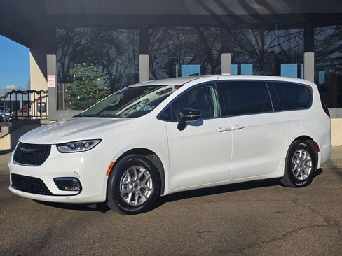 Used 2024 Chrysler Pacifica Touring-L image 1