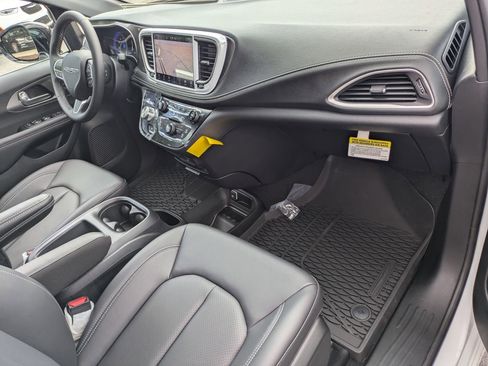 New 2026 Chrysler Pacifica Select FWD image 29