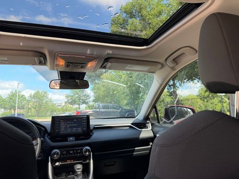 Used 2019 Toyota RAV4 XLE FWD image 25