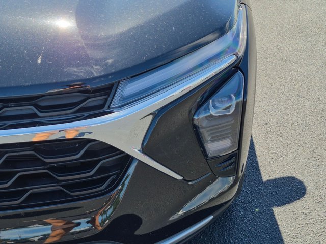 Used 2025 Chevrolet Trax LT FWD image 9