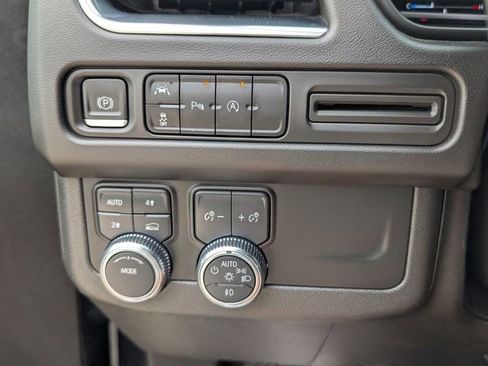Used 2023 GMC Yukon XL SLT AWD/4WD image 14