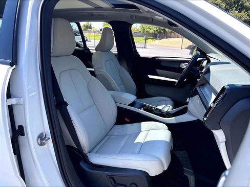 Used 2026 Volvo XC40 B4 Plus w/ Climate Package FWD image 10