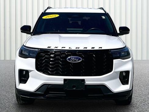 Used 2025 Ford Explorer ST-Line w/ ST-Line Street Pack AWD/4WD image 3
