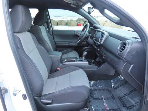 Used 2022 Toyota Tacoma TRD Off-Road image 24