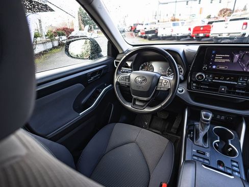 Used 2024 Toyota Highlander LE image 23