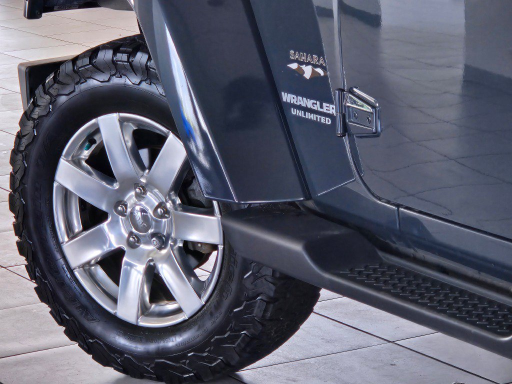 Used 2017 Jeep Wrangler Unlimited Sahara w/ Connectivity Group AWD/4WD image 11
