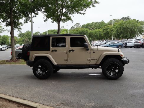 Used 2016 Jeep Wrangler Unlimited Sahara w/ Dual Top Group AWD/4WD image 12