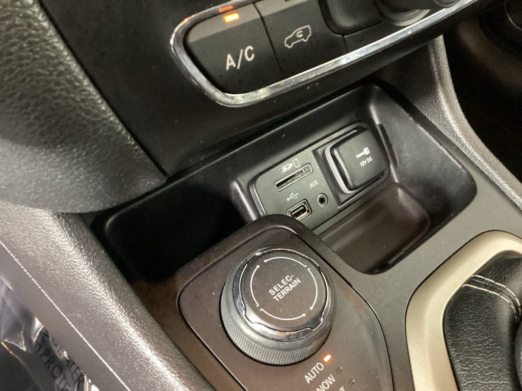 Used 2017 Jeep Cherokee Latitude AWD/4WD image 25