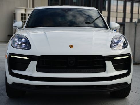 Certified 2025 Porsche Macan image 6