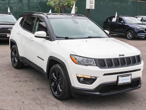 Used 2019 Jeep Compass Latitude FWD image 3