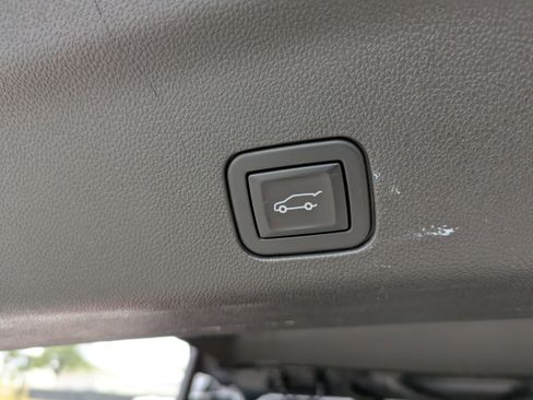 Used 2021 GMC Yukon XL Denali w/ Denali Premium Package image 14