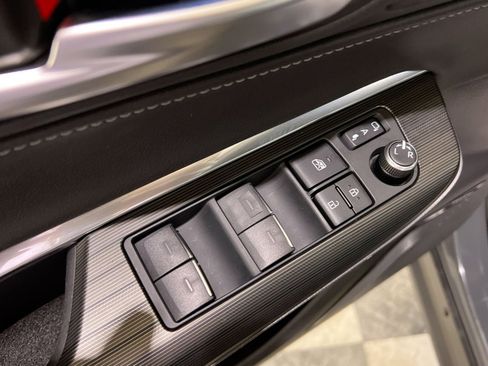 Used 2024 Toyota Venza XLE image 30