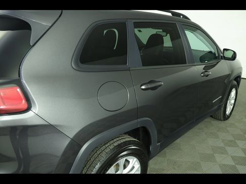 Used 2022 Jeep Cherokee Latitude Lux image 16