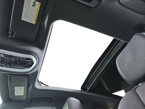 Certified 2025 Porsche Macan AWD/4WD image 28