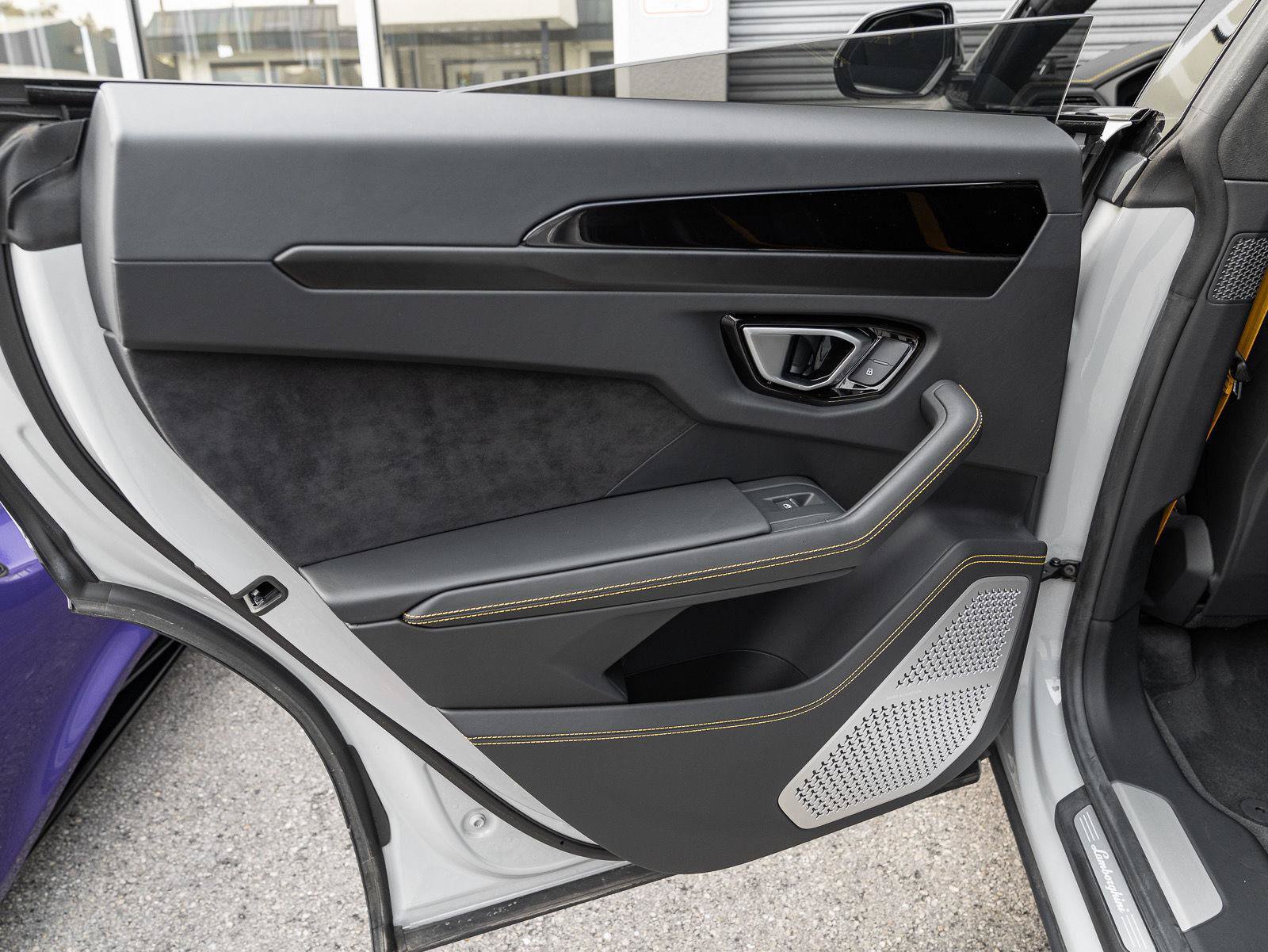Used 2022 Lamborghini Urus AWD/4WD image 44