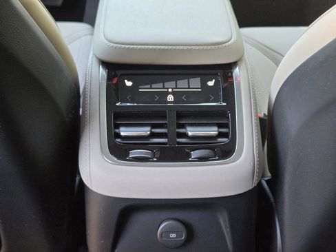 Certified 2025 Volvo XC90 T8 Plus w/ Protection Package Premier image 31