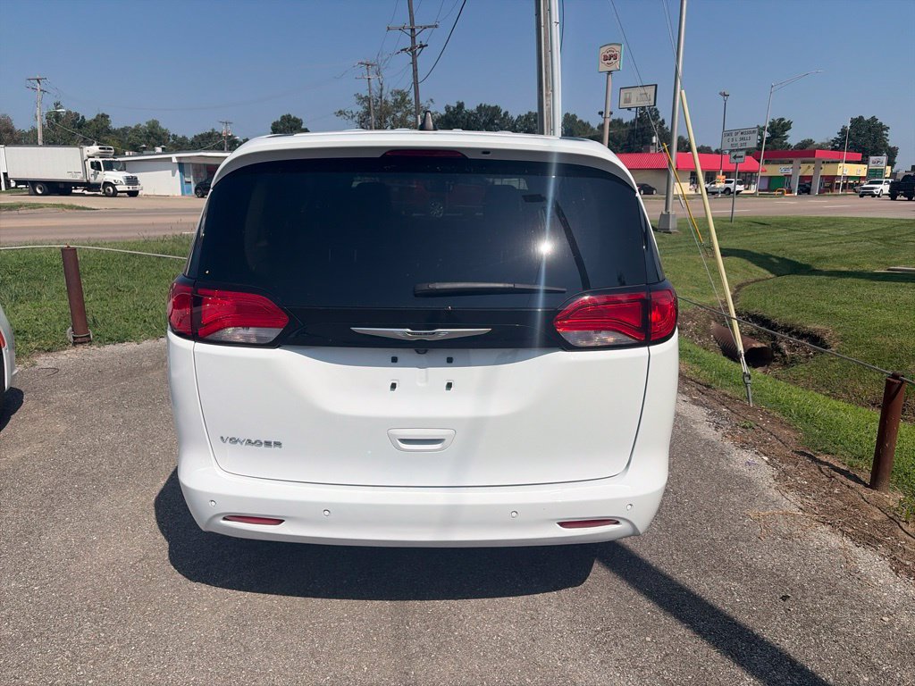 Used 2024 Chrysler Voyager LX FWD image 4
