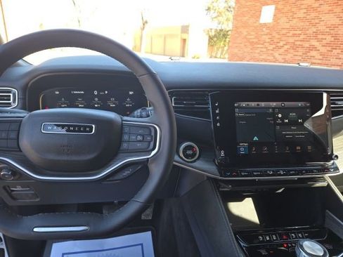 Used 2024 Jeep Wagoneer Series III image 12