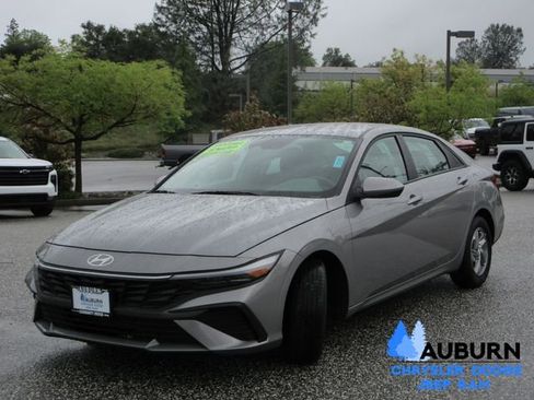 Used 2025 Hyundai Elantra SE image 3