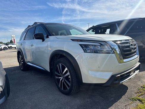 Used 2024 Nissan Pathfinder Platinum AWD/4WD image 3