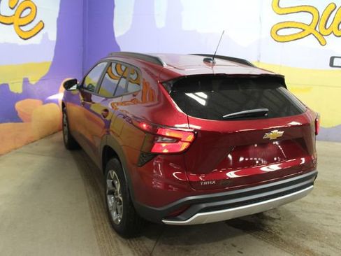 Used 2024 Chevrolet Trax LT w/ Driver Confidence Package FWD image 6