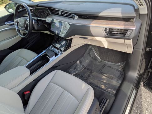 Used 2024 Audi Q8 e-tron Premium Plus w/ Premium Plus Package image 30