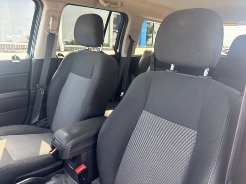 Used 2014 Jeep Patriot Latitude AWD/4WD image 11