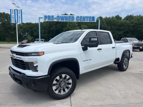 Used 2025 Chevrolet Silverado 2500 Custom AWD/4WD image 2