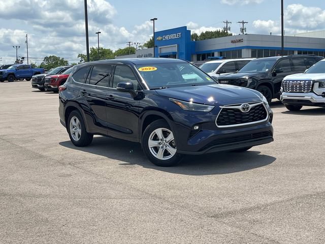 Used 2022 Toyota Highlander LE AWD/4WD image 2