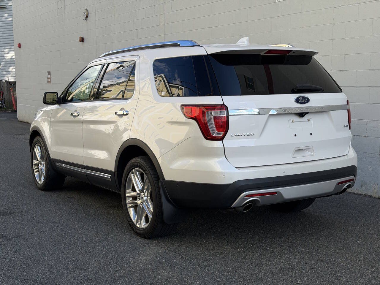 Used 2017 Ford Explorer Limited w/ Equipment Group 301A AWD/4WD image 4