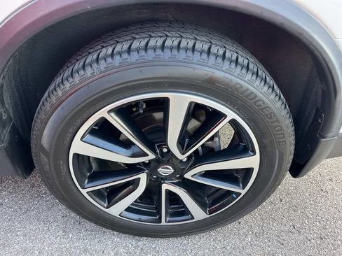 Used 2018 Nissan Rogue SL w/ Premium Package AWD/4WD image 9