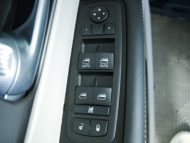 Used 2024 Chrysler Pacifica Touring-L AWD/4WD image 21