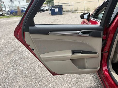 Used 2020 Ford Fusion SE FWD image 12
