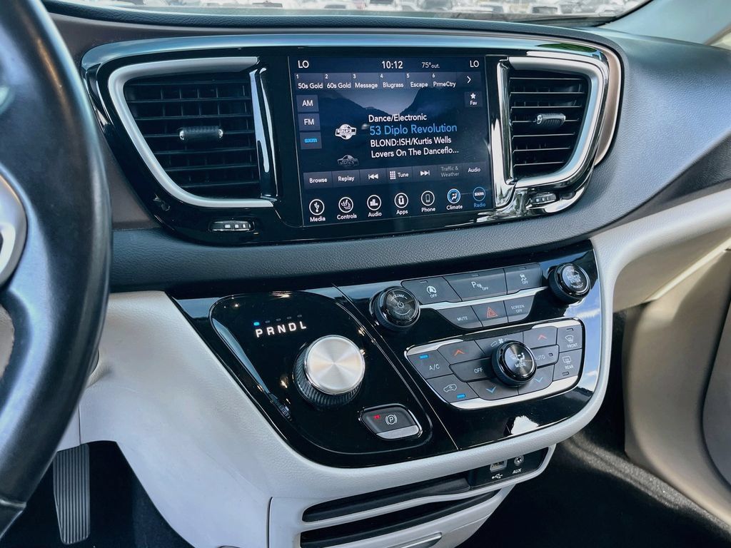 Used 2018 Chrysler Pacifica Touring-L w/ Premium Audio Group FWD image 14