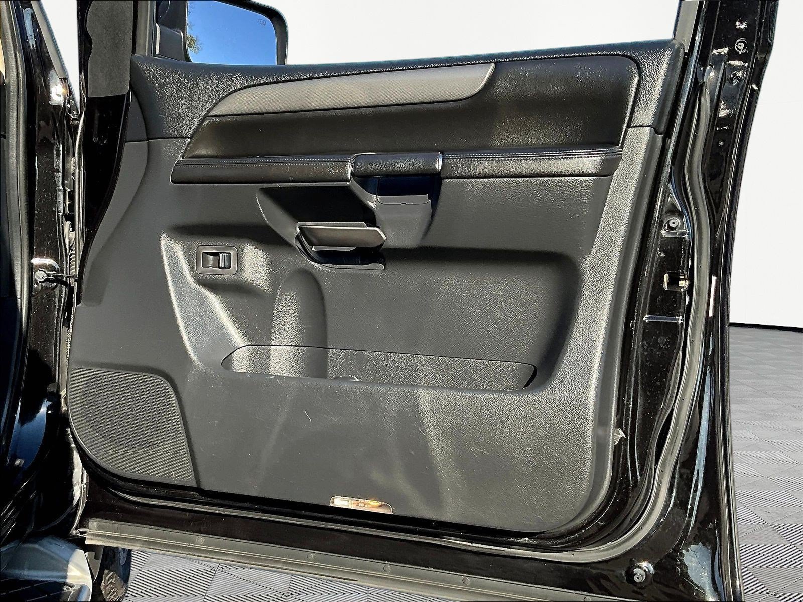 Used 2014 Nissan Armada SV RWD image 27