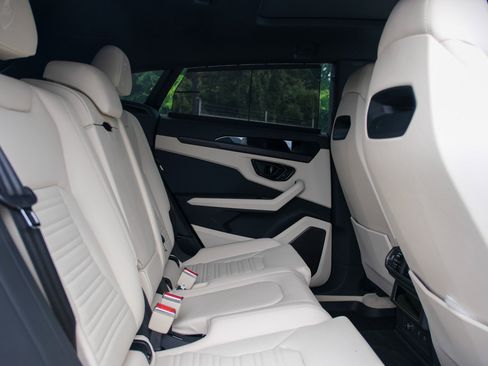 Used 2025 Lamborghini Urus SE image 31