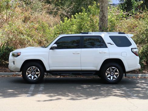 Used 2017 Toyota 4Runner TRD Off-Road Premium AWD/4WD image 5