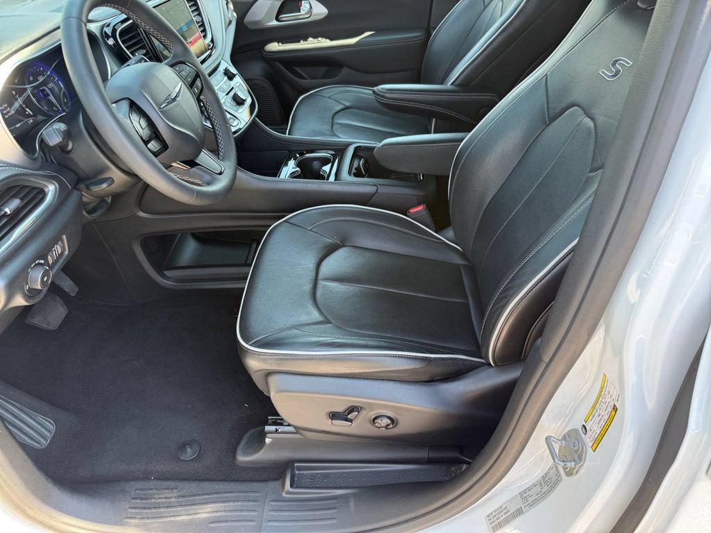 Used 2025 Chrysler Pacifica Limited FWD image 10