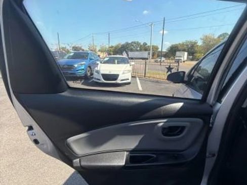 Used 2015 Toyota Yaris L image 10