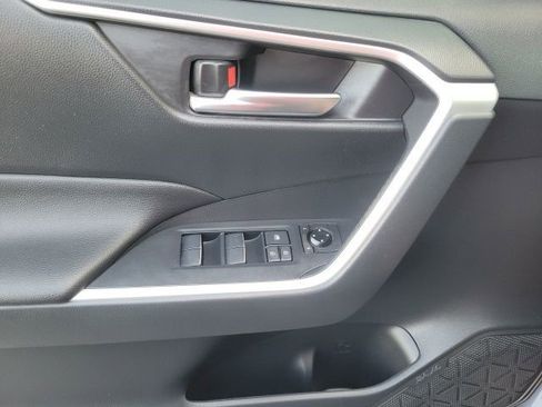 Used 2020 Toyota RAV4 XLE Premium FWD image 17