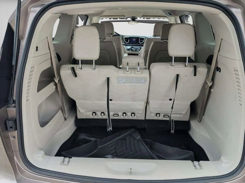 Used 2017 Chrysler Pacifica Touring-L image 33