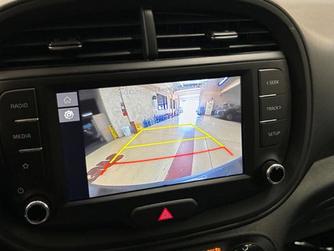 Used 2025 Kia Soul LX w/ LX Technology Package FWD image 18