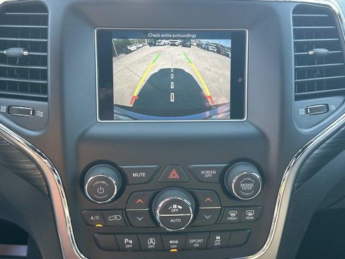 Used 2021 Jeep Grand Cherokee Laredo AWD/4WD image 28