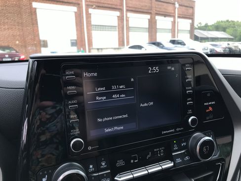 Used 2022 Toyota Highlander XLE AWD/4WD image 21