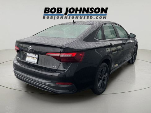 Used 2022 Volkswagen Jetta SE w/ Panoramic Sunroof Package FWD image 3