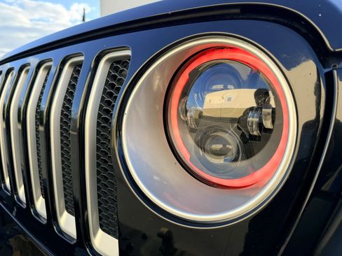 Used 2019 Jeep Wrangler Unlimited Sahara image 27