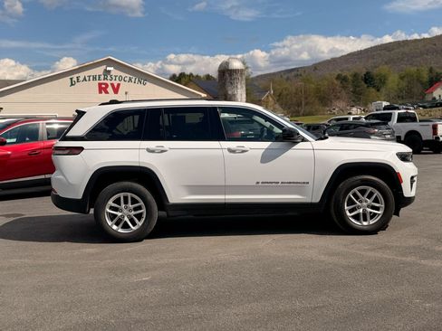 Used 2023 Jeep Grand Cherokee Laredo AWD/4WD image 4