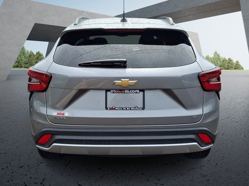 Used 2025 Chevrolet Trax LT FWD image 5