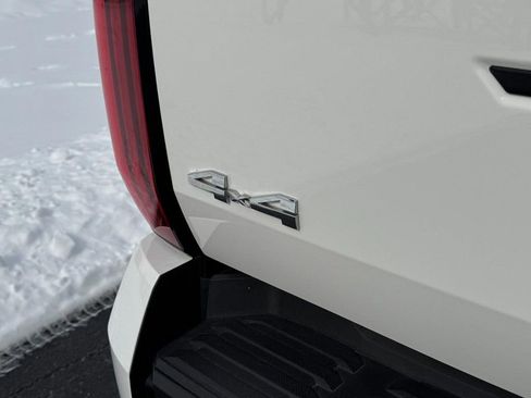 Used 2022 Toyota Tundra SR5 w/ SR5 Convenience Package image 4