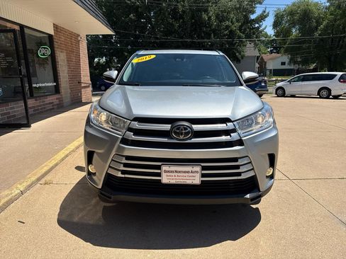 Used 2019 Toyota Highlander XLE AWD/4WD image 38